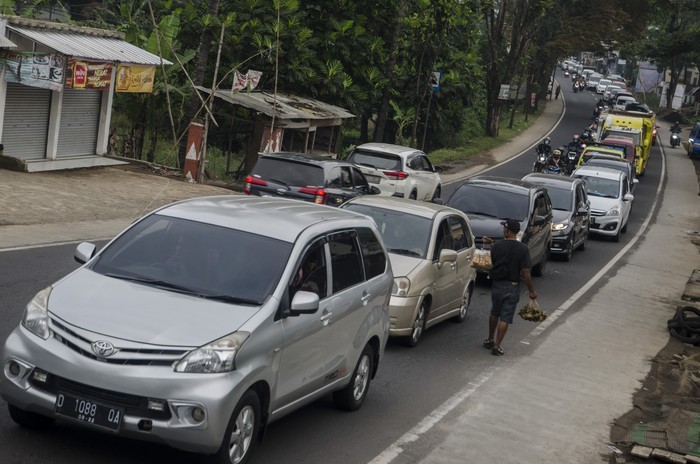 Suasana antrean kendaraan saat melintas di jalan raya Limbangan, Kabupaten Garut, Jawa Barat, Jumat (29/4/2022). Kepolisian Resor Garut memberlakukan sistem satu arah (one way) selama 15 menit hingga sejam saat terjadi kepadatan kendaraan arus mudik yang melintas di jalur nasional Jawa Barat selatan lintas Limbangan-Malangbong, Kabupaten Garut menuju Jawa Tengah. ANTARA FOTO/Novrian Arbi/nz