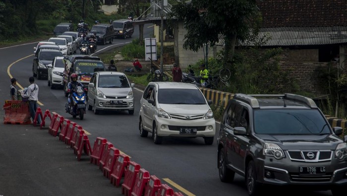Suasana antrean kendaraan saat melintas di jalan raya Limbangan, Kabupaten Garut, Jawa Barat, Jumat (29/4/2022). Kepolisian Resor Garut memberlakukan sistem satu arah (one way) selama 15 menit hingga sejam saat terjadi kepadatan kendaraan arus mudik yang melintas di jalur nasional Jawa Barat selatan lintas Limbangan-Malangbong, Kabupaten Garut menuju Jawa Tengah. ANTARA FOTO/Novrian Arbi/nz