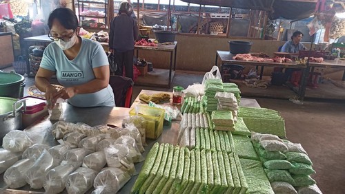 salah seorang pedagang tahu tempe di Pasar Amlapura Timur