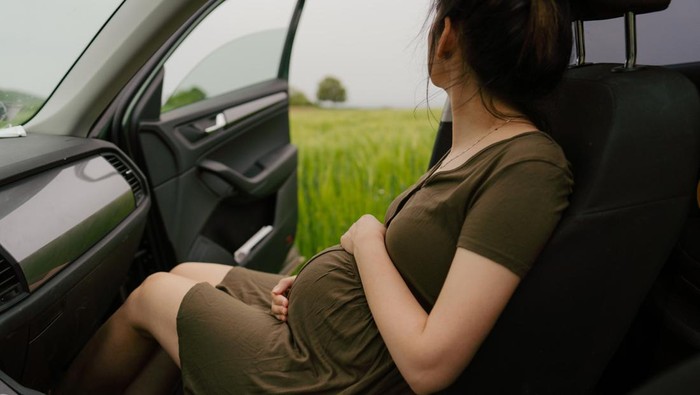 Ilustrasi ibu hamil naik mobil