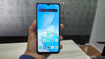 Infinix Hot 12i menyuguhkan layar IPS 6.6 inch dengan resolusi HD+ yang bakal menyenangkan untuk nonton streaming dan mainkan game. Foto: Adi Fida Rahman/detikINET