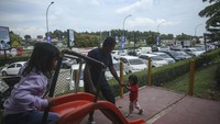 Lokasi ini juga menjadi salah satu tempat favorit anak untuk beristirahat.