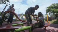 Sambil bermain, orang tua memberikan anaknya makan.