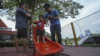 Anak-anak nampak girang bermain di area bermain ini.