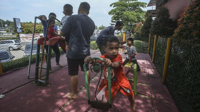 Istirahat di Rest Area KM 86, Ada Taman Bermain untuk Si Kecil Sejumlah anak ditemani orang tua bermain di playground Rest Area Km 86, Cipali, Jumat (29/4/2022). Rest area Km 86 sudah dilengkapi dengan taman bermain anak.