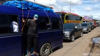 Pemudik terjebak macet di jalan arteri menuju Pelabuhan Merak untuk menyebrang ke Pulau Sumatera dengan kapal.