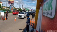 Petugas gabungan polisi dan dinas perhubungan mengatur lalu-lintas di kawasan Gerem, Cilegon, Banten, Jumat (29/4/2022). Petugas melakukan buka tutup jalan arteri untuk mencegah penumpukan kendaraan di Pelabuhan Merak.