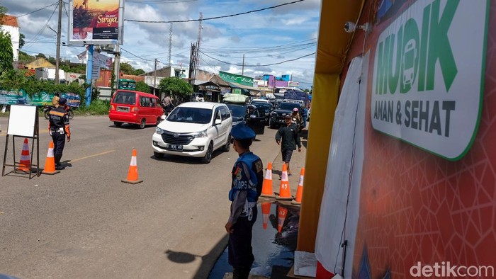 Jalan Arteri Menuju Pelabuhan Merak Macet Imbas Buka Tutup Jalur Polisi memberlakukan buka tutup jalan untuk mencegah kepadatan kendaraan di Pelabuhan Merak, Banten. Imbasnya, jalan arteri menuju ke pelabuhan macet, Jumat, 29/4/2022.