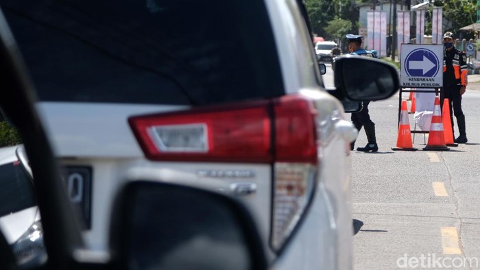 Polisi memberlakukan buka tutup jalan untuk mencegah kepadatan kendaraan di Pelabuhan Merak, Banten. Imbasnya, jalan arteri menuju ke pelabuhan macet, Jumat, 29/4/2022.
