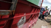 Pedagang minuman dan makanan ringan menjajakan dagangannya di tengah macet jalan arteri menuju Pelabuhan Merak.
