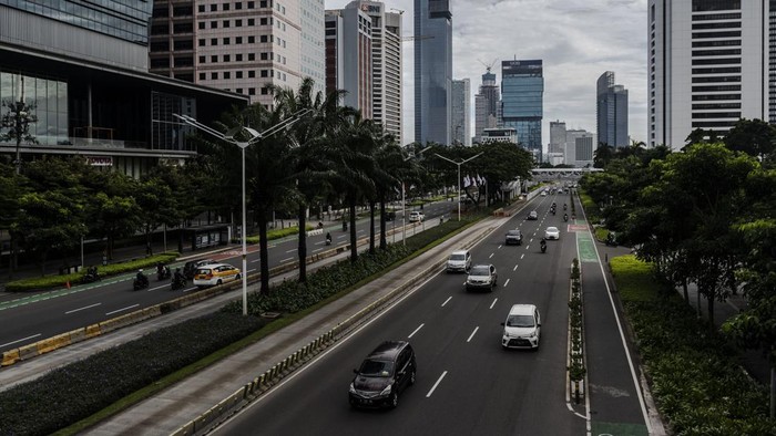 Kendaraan melintas di Jalan Tomang Raya, Jakarta, Jumat (29/4/2022). Ditlantas Polda Meto Jaya meniadakan aturan ganjil genap di 13 ruas jalan Ibu Kota mulai 29 April hingga 6 Mei 2022 atau selama masa libur dan cuti bersama Lebaran 2022. ANTARA FOTO/Aprillio Akbar/nz