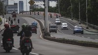 Meski aturan ganjil genap telah ditiadakan, jalan protokol di Jakarta terpantau lancar. 