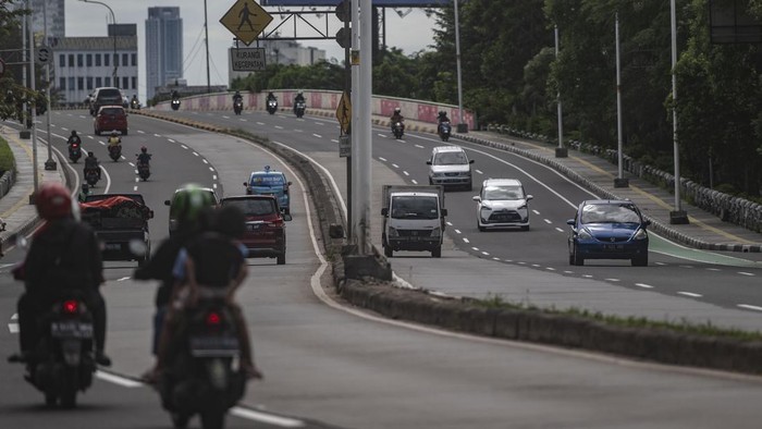Kendaraan melintas di Jalan Tomang Raya, Jakarta, Jumat (29/4/2022). Ditlantas Polda Meto Jaya meniadakan aturan ganjil genap di 13 ruas jalan Ibu Kota mulai 29 April hingga 6 Mei 2022 atau selama masa libur dan cuti bersama Lebaran 2022. ANTARA FOTO/Aprillio Akbar/nz