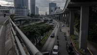 Kendaraan melintas di Jalan Jenderal Sudirman, Jakarta, Jumat (29/4/2022).  
