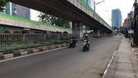 Di Jalan MH Thamrin mengarah ke Bundaran HI, terlihat ada beberapa warga yang sedang berjalan santai. Ada juga yang menunu Stasiun MRT Bundaran HI. (Rolando/detikcom)