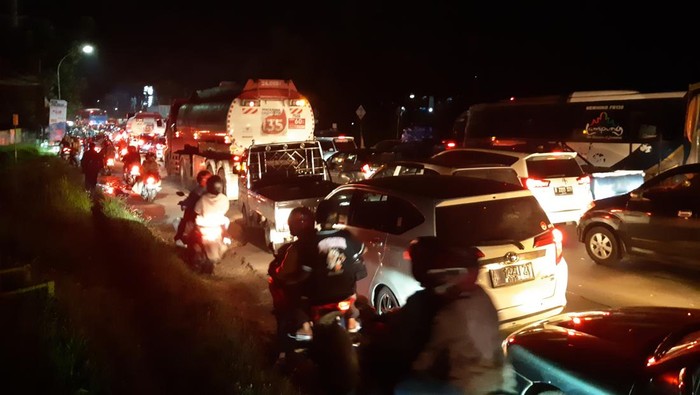 Jalur arteri menuju Pelabuhan Merak macet 10 Km, Jumat (29/4) pukul 00:30 WIB