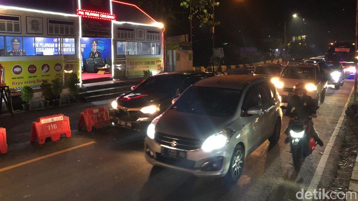 H-3 Lebaran, sejumlah kendaraan memadati kawasan Nagreg, Kabupaten Bandung. Polresta Bandung langsung melakukan pengalihan arus guna mengurai kemacetan.
