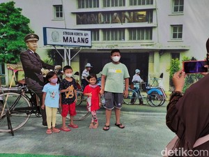 Mau Foto sama Jenderal Hoegeng, ke Malang Yuk!