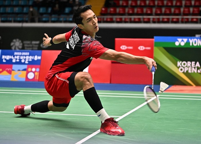 Indonesias Jonatan Christie hits a return against Indias Srikanth Kidambi during their mens singles semi-final match at the Korea Open Badminton Championships in Suncheon on April 9, 2022. (Photo by Jung Yeon-je / AFP)