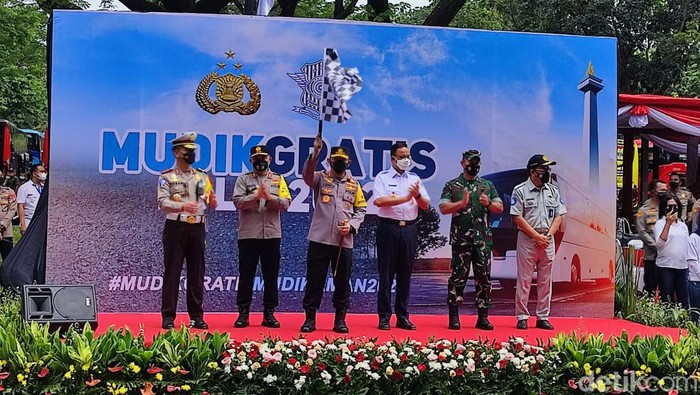 Kapolri Jenderal Listyo Sigit Prabowo melepas peserta mudik gratis 2022 (Nahda Rizki Utami/detikcom).