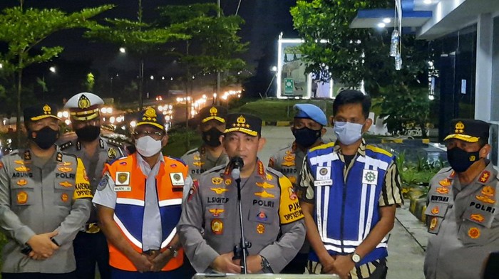 Kapolri Jenderal Listyo Sigit Prabowo tinjau one way di Tol Japek