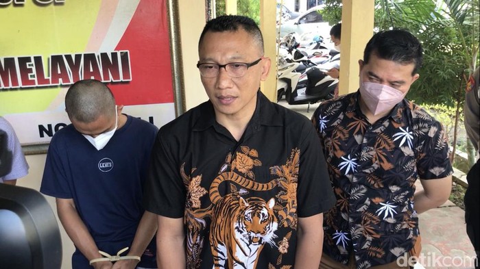 Kasat Reskrim Polres Rembang AKP Heri Dwi Utomo (berkacamata) saat memimpin gelar perkara kasus pemerkosaan di Mapolres Rembang, Jumat (29/4/2022).