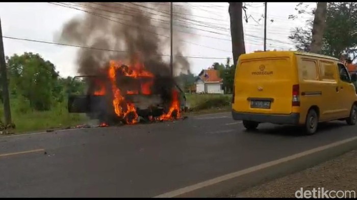kebakaran mobil di sampang