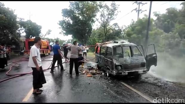 kebakaran mobil di sampang