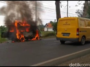Mobil Pemudik asal  Surabaya Ludes Terbakar di Sampang