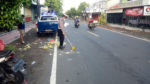 Polisi saat melakukan olah TKP kecelakaan di Buleleng