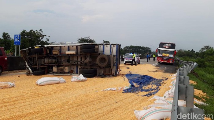Kecelakaan menyebabkan truk muatan jagung terguling di jalan Tol Boyolali, KM 486+600, Jumat (29/4/2022).