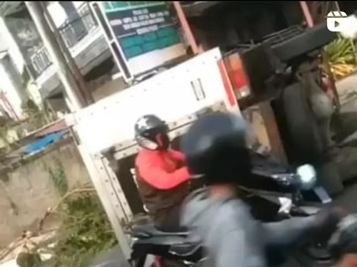 Truk boks terguling karena kecelakaan di Jalan Mahendradatta Denpasar