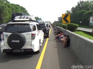 Macet di Tol Cipularang, Mesin Kendaraan Dimatikan Massal