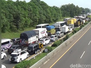 Jeritan Pemudik Kena Macet Imbas One Way di Tol Jakarta-Cikampek