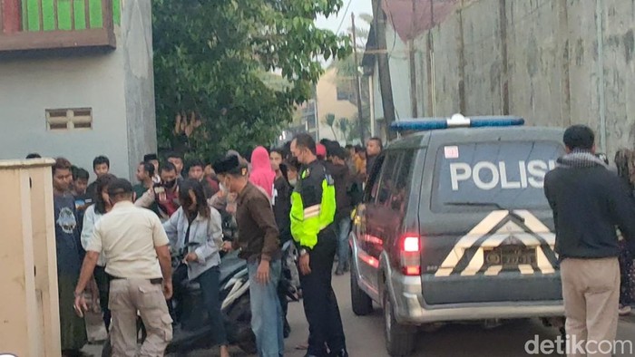 Kerumunan pemuda main petasan di Lapangan Jenggot Pekalongan Selatan dibubarkan polisi. Polisi bahkan menembakkan gas air mata untuk membubarkan kerumunan, pada Jumat (29//2022) sekitar pukul 05.00 WIB.