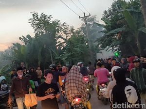 Snapshots: Kocar-kacir Pemuda Main Petasan Dibubarkan Gas Air Mata