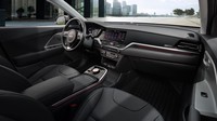 Niro Plus taxi juga menggunakan jok serta trim pintu yang lebih tipis dari versi EV standarnya. Demi menekan harga produksi dan juga membuatnya lebih tepat guna, KIA juga mengganti layar multimedia di bagian depan dengan layar yang dapat menampilkan informasi navigasi, trip meter, taximeter, digital tachograph, hingga informasi tentang mobil listrik. Foto: dok. KIA