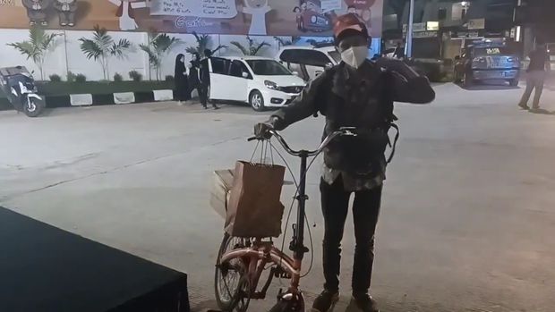 Seorang pria paruh baya, Dedi Sukmadi (60), mudik dengan menggunakan sepeda dari Bekasi dengan tujuan Purwokerto, Jawa Tengah. Dia telah mengayuh sepedanya sejak tiga hari yang lalu.