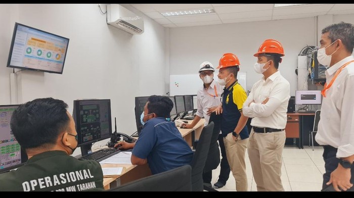Komisaris PT PLN Batam Rizal Calvary mengunjungi Pembangkit Listrik Tenaga Gas (PLTG) Tarahan  4X25 MW