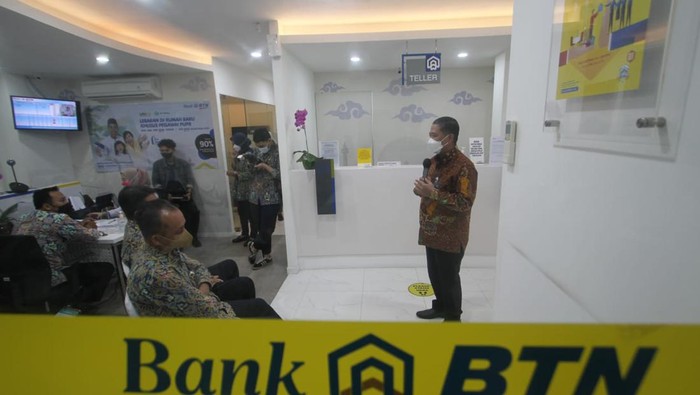 Dirjen Pembiayaan Perumahan Kementerian Pekerjaan Umum dan Perumahan Rakyat (PUPR) Iwan Suprijanto (tengah) bersama Direktur Consumer Bank BTN Hirwandi Gafar (kiri) serta Direktur Rumah Umum dan Komersial Ditjen Perumahan Kementerian PUPR meninjau pelaksanaan Akad Kredit Program “Lebaran di Rumah Baru” bagi pegawai Kementerian PUPR di Jakarta, Rabu (27/4). Dalam program ini seluruh pegawai (termasuk pegawai honorer) di lingkungan Kementerian PUPR mendapatkan diskon provisi dan administrasi sebesar 90% . Adapun Periode Program Pengajuan KPR Bersubsidi selama bulan Ramadhan pada tanggal 11 April hingga 29 April 2022