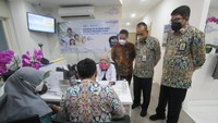 Dirjen Pembiayaan Perumahan Kementerian Pekerjaan Umum dan Perumahan Rakyat (PUPR) Iwan Suprijanto (tengah) bersama Direktur Consumer Bank BTN Hirwandi Gafar (kiri) serta Direktur Rumah Umum dan Komersial Ditjen Perumahan Kementerian PUPR meninjau pelaksanaan Akad Kredit Program “Lebaran di Rumah Baru” bagi pegawai Kementerian PUPR di Jakarta.