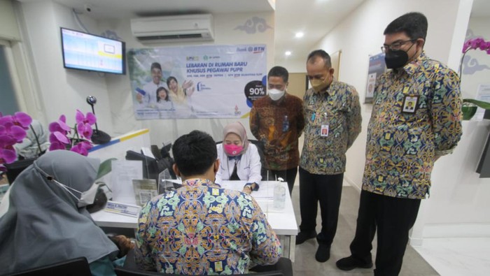 Lebaran di Rumah Baru Dirjen Pembiayaan Perumahan Kementerian Pekerjaan Umum dan Perumahan Rakyat (PUPR) Iwan Suprijanto (tengah) bersama Direktur Consumer Bank BTN Hirwandi Gafar (kiri) serta Direktur Rumah Umum dan Komersial Ditjen Perumahan Kementerian PUPR meninjau pelaksanaan Akad Kredit Program “Lebaran di Rumah Baru” bagi pegawai Kementerian PUPR di Jakarta, Rabu (27/4). Dalam program ini seluruh pegawai (termasuk pegawai honorer) di lingkungan Kementerian PUPR mendapatkan diskon provisi dan administrasi sebesar 90% . Adapun Periode Program Pengajuan KPR Bersubsidi selama bulan Ramadhan pada tanggal 11 April hingga 29 April 2022