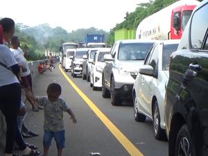 Nggak Kuat Hadapi Macet, Pemudik Ini Pilih Putar Balik di Tol Cipularang