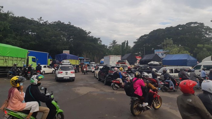 Para pemudik yang hendak ke Pulau Sumatera mengeluh imbas macet berjam-jam menuju Pelabuhan Merak. Pemudik tak habis pikir dengan lamanya waktu macet menuju Pelabuhan Merak, Jumat (29/4/2022).
