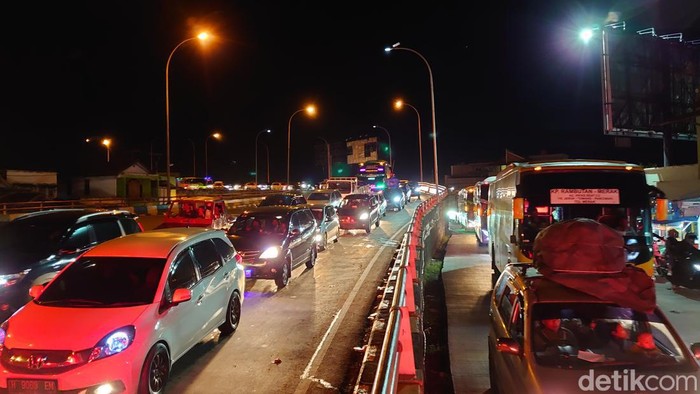 Macet di jalur arteri ke arah Pelabuhan Merak malam ini (iqbal/detikcom)