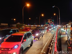 Jalur Arteri di Cilegon ke Pelabuhan Merak Macet 3 Km Malam Ini