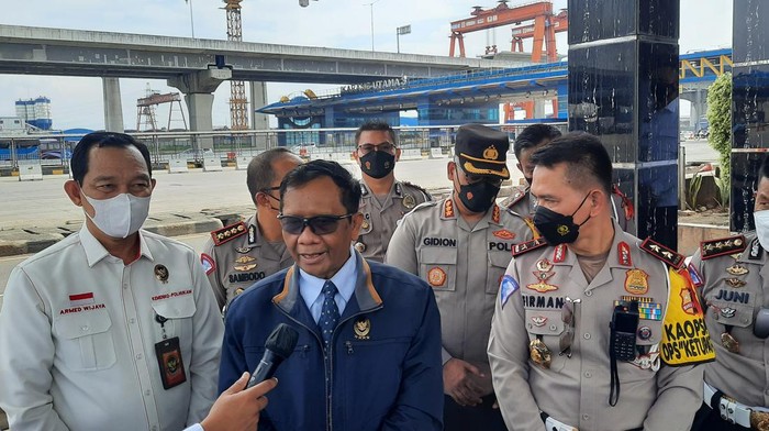 Mahfud Md Tinjau Command Center PJR Korlantas Polri di Km 29 Tol Jakarta-Cikampek (Japek), Jumat (29/4/2022).