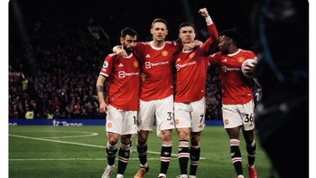 Di umurnya yang sudah senja, ia harus menanggung beban berat MU. Foto: Twitter