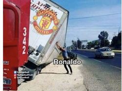 Sungguh Terlalu, Meme Ronaldo-De Gea Gendong Beban MU