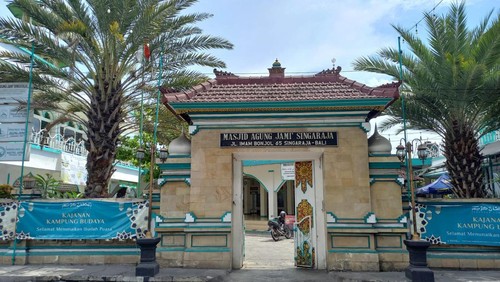 Masjid Agung Jamik Singaraja, di Jalan Imam Bonjol, Kelurahan Kampung Kajanan, Kecamatan Buleleng, Kabupaten Buleleng, Bali, Jejak Toleransi Antar Umat Beragama Sejak Jaman Kerajaan Buleleng.